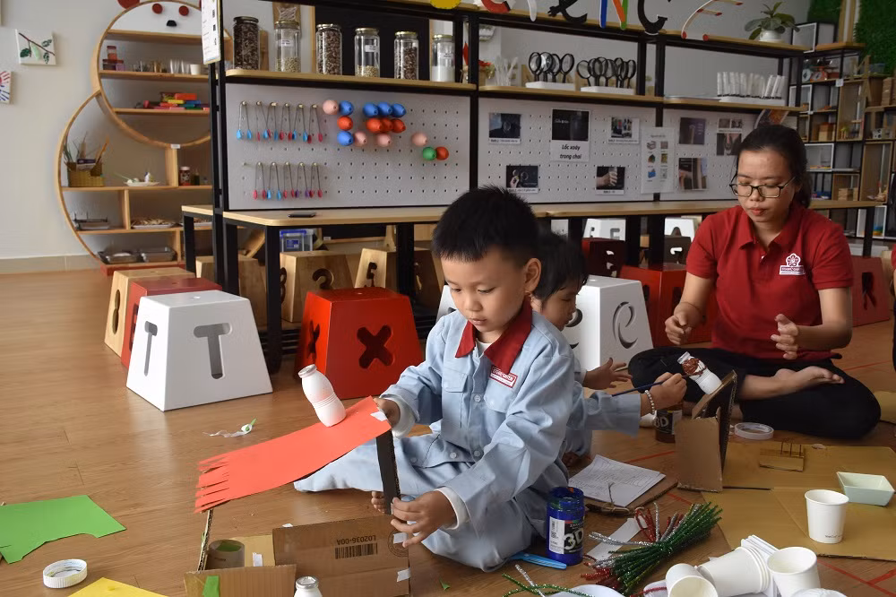 Bé 5 tuổi có thể tự làm mô hình ngôi nhà chắc chắn trước gió Bé 5 tuổi có thể tự làm mô hình ngôi nhà chắc chắn trước gió