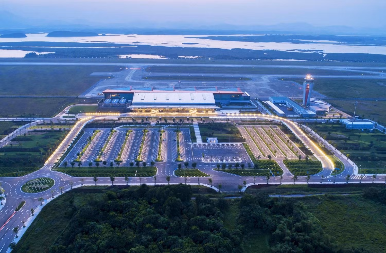 Việc Sun Group đầu tư vào hạ tầng giao thông cũng góp phần đưa Quảng Ninh trở thành trung tâm du lịch quốc tế (Ảnh: Cảng Hàng không Quốc tế Vân Đồn) Việc Sun Group đầu tư vào hạ tầng giao thông cũng góp phần đưa Quảng Ninh trở thành trung tâm du lịch quốc tế (Ảnh: Cảng Hàng không Quốc tế Vân Đồn)