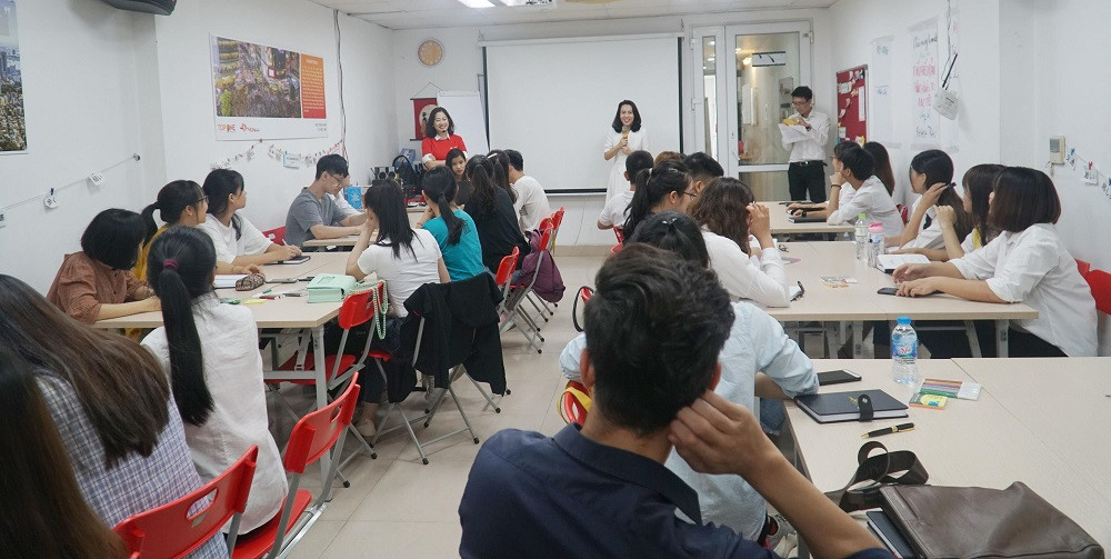 Bà Trần Thị Như Trang - Giám đốc Quỹ Vì Tầm Vóc Việt, đơn vị khởi xướng DynaGen Initiatives chào mừng sinh viên đến với buổi Tập huấn đầu tiên. Bà Trần Thị Như Trang - Giám đốc Quỹ Vì Tầm Vóc Việt, đơn vị khởi xướng DynaGen Initiatives chào mừng sinh viên đến với buổi Tập huấn đầu tiên.