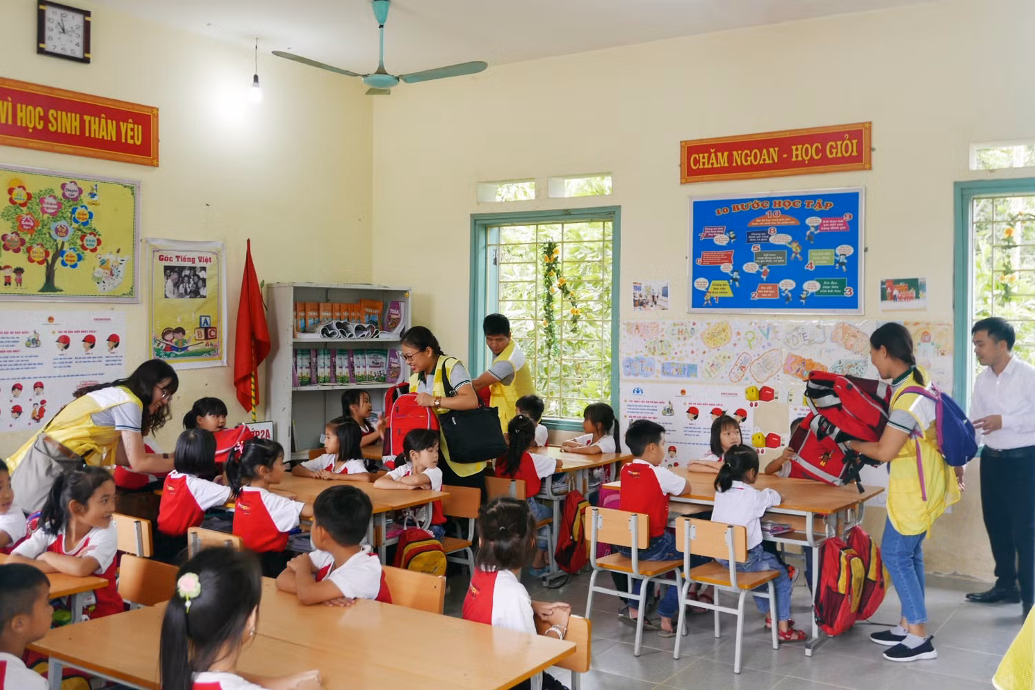 Các tình nguyện viên công ty CapitaLand trao quà cho các em học sinh tại trường tiểu học Năng Yên (Phú Thọ)