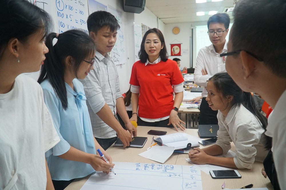Một học bổng toàn phần trị giá 7.500.000 đồng cho khóa Tiếng Nhật tại trung tâm VIJAlink đã được trao cho bạn Nguyễn Thị Thanh - sinh viên DynaGen trong buổi tập huấn Một học bổng toàn phần trị giá 7.500.000 đồng cho khóa Tiếng Nhật tại trung tâm VIJAlink đã được trao cho bạn Nguyễn Thị Thanh - sinh viên DynaGen trong buổi tập huấn