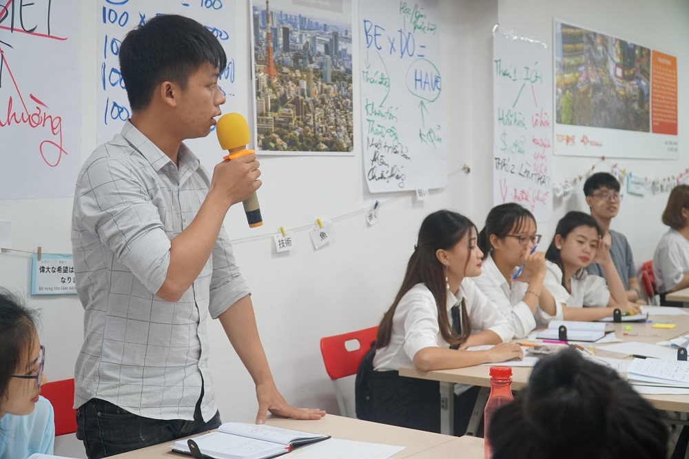 Phát biểu sôi nổi trước câu hỏi từ huấn luyện viên Phát biểu sôi nổi trước câu hỏi từ huấn luyện viên