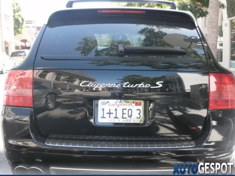 12. Porsche Cayenne Turbo S Thông số cơ bản: Tốc độ tối đa 270 km/h Tăng tốc từ 0-100 km/h 5.20 s Trọng lượng 2355 kg