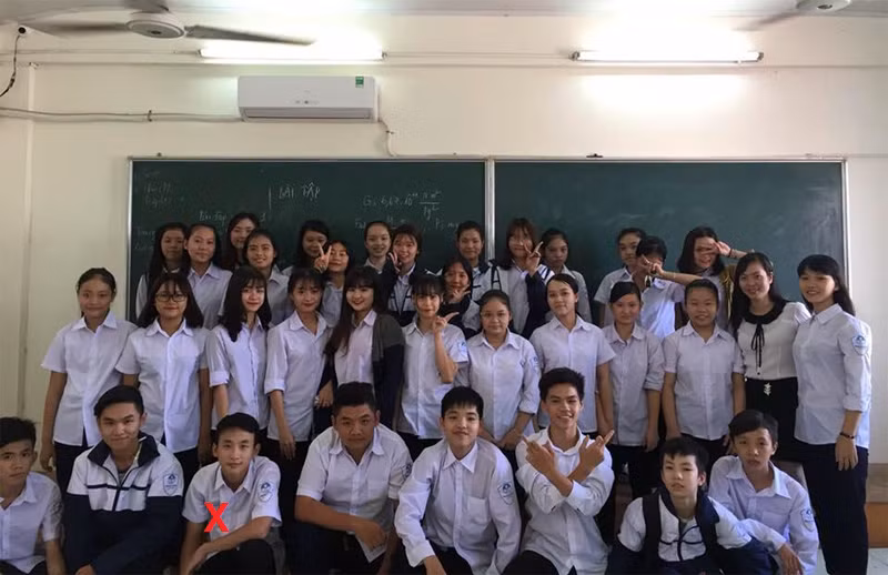 Trần Đức (dấu X) và các bạn học chung lớp. (Ảnh: T.Đ)