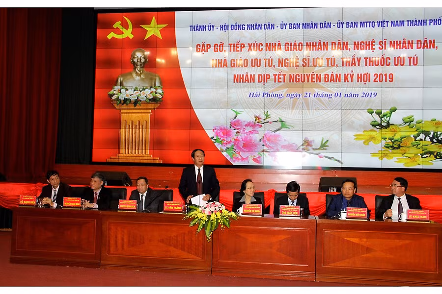 Lãnh đạo thành phố Hải Phòng tổ chức gặp gỡ, tiếp xúc các nhà giáo, nghệ sĩ, thầy thuốc (Ảnh: CTV) Lãnh đạo thành phố Hải Phòng tổ chức gặp gỡ, tiếp xúc các nhà giáo, nghệ sĩ, thầy thuốc (Ảnh: CTV)
