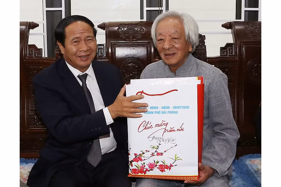 Ông Lê Văn Thành, Bí thư Thành ủy Hải Phòng chúc Tết Nhà giáo ưu tú Trần Ngọc Thảo (Ảnh: CTV) Ông Lê Văn Thành, Bí thư Thành ủy Hải Phòng chúc Tết Nhà giáo ưu tú Trần Ngọc Thảo (Ảnh: CTV)