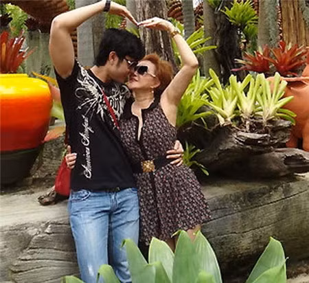 Hoàng Việt và người tình lệch tuổi khoe những hình ảnh tình tứ trên báo chí. Hoàng Việt và người tình lệch tuổi khoe những hình ảnh tình tứ trên báo chí.