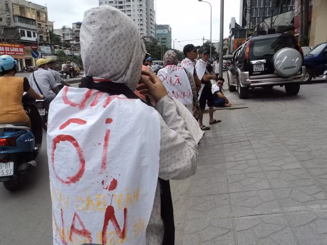 “Bọn họ lừa chúng tôi trả tiền cho công ty” “Bọn họ lừa chúng tôi trả tiền cho công ty”