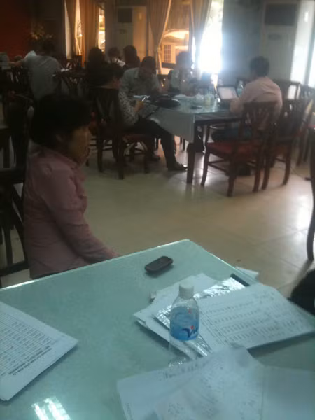 Tại tầng 1 khách sạn Mường Thanh luôn đông kín khách xem nhà và cò tư vấn mua nhà Kim Văn-Kim Lũ.