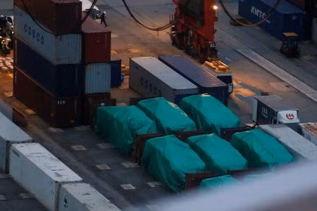 9 xe bọc thép của quân đội Singapore được trùm bạt kín trên tàu container và bị hải quan Hồng Kông giữ lại, ảnh: Reuters. 9 xe bọc thép của quân đội Singapore được trùm bạt kín trên tàu container và bị hải quan Hồng Kông giữ lại, ảnh: Reuters.