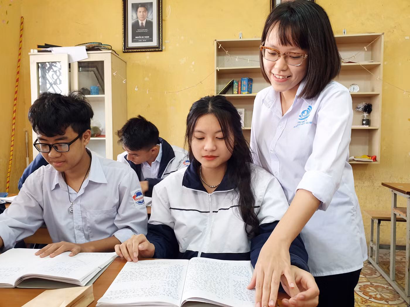 Cô giáo tương lai Nguyễn Minh Nguyệt đang kiểm tra bài cho học sinh tại lớp chủ nhiệm thực tập (Ảnh: Nhân vật cung cấp) Cô giáo tương lai Nguyễn Minh Nguyệt đang kiểm tra bài cho học sinh tại lớp chủ nhiệm thực tập (Ảnh: Nhân vật cung cấp)