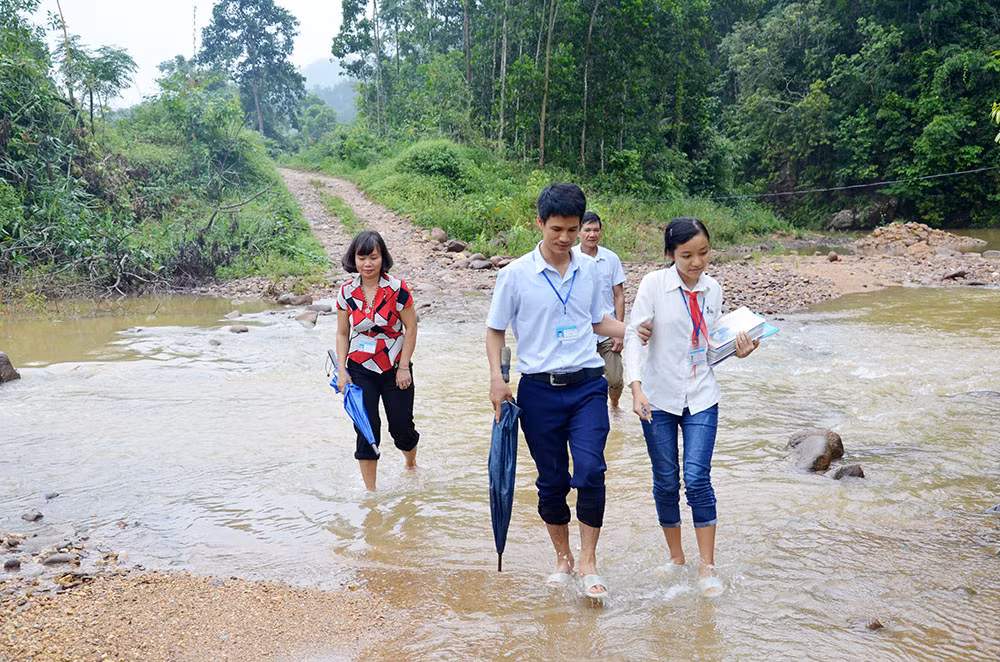 Thầy giáo Đặng Ngọc Lĩnh cùng thầy, cô nhà trường, nhiều lần phải vượt suối đưa học sinh Lý Thị Vân về nhà. (Ảnh: CTV)