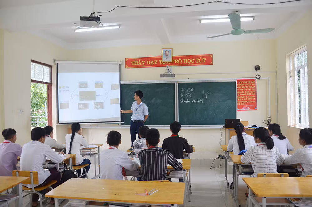 Thầy giáo Đinh Ngọc Lĩnh luôn đồng cảm, chia sẻ với các em học sinh vùng cao (Ảnh: CTV)