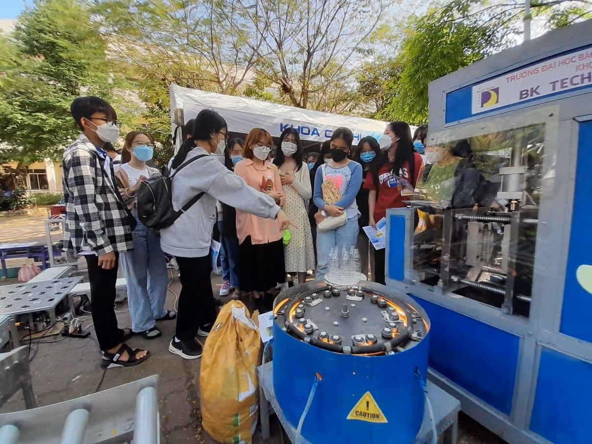 Theo các chuyên gia BKDN Techshow 2022 là cơ hội tốt, để sinh viên trình diễn các sản phẩm nghiên cứu của mình, để chia sẻ các ý tưởng, kỹ năng, kinh nghiệm nghiên cứu, tạo nên một ngày hội Khoa học Công nghệ thực sự.