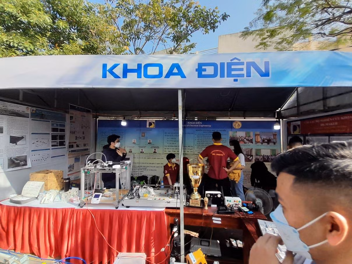 Không chỉ trình diễn các sản phẩm nghiên cứu, các bạn sinh viên còn tận tình hướng dẫn, hướng nghiệp cho các bạn học sinh trung học phổ thông có nhu cầu tìm hiểu.