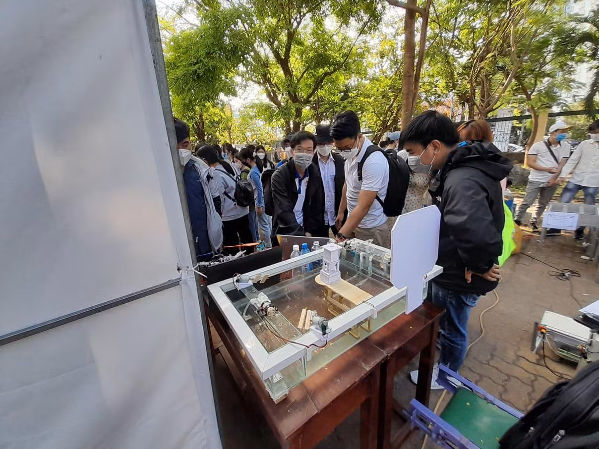 Phó Giáo sư Đoàn Quang Vinh cho biết, trong cuộc chiến chống Covid-19, giảng viên, sinh viên Trường Đại học Bách khoa đã tiên phong nghiên cứu, sáng chế nhiều sản phẩm khoa học công nghệ hữu ích và đã chuyển giao phục vụ cộng đồng phòng chống Covid-19.