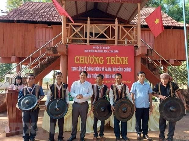 Ngày 12/3/2021, tại thôn Thiện Cư, xã Thiện Hưng, huyện biên giới Bù Đốp (Bình Phước), Ban chỉ đạo công tác dân tộc - tôn giáo huyện Bù Đốp tổ chức trao tặng bộ cồng chiêng cho thôn Thiện Cư. Đây là hoạt động nhằm phát huy và giữ gìn giá trị, bản sắc văn hóa của đồng bào dân tộc S’tiêng, lưu truyền cho các thế hệ trẻ sau không bị lãng quên. (Ảnh: K GỬIH/TTXVN)