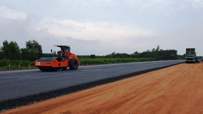 Các dự án hạ tầng trọng điểm của Phan Thiết – Bình Thuận liên tục nhận những thông tin tích cực trong thời gian qua. (Ảnh công trường cao tốc Dầu Giây – Phan Thiết, nguồn: H.H)