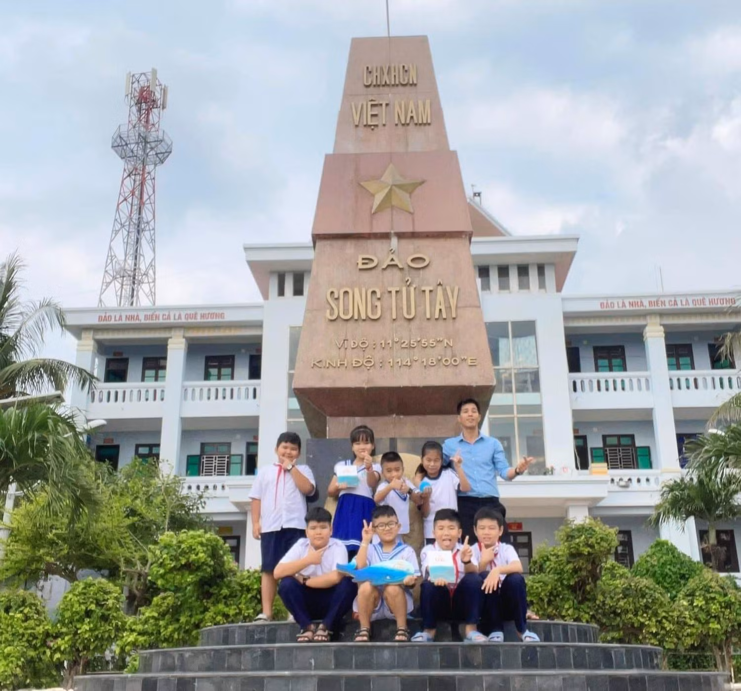 Thầy Nguyễn Hữu Phú cùng học sinh trường Tiểu học xã Song Tử Tây. (Ảnh: NVCC)