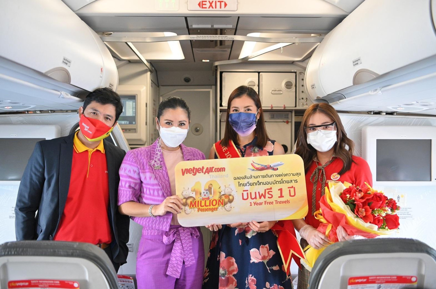 Đại diện Tổng Cục du lịch Thái Lan (thứ hai từ trái sang) chúc mừng hành khách thứ 10 triệu trên chuyến bay đặc biệt của Vietjet Thái Lan Đại diện Tổng Cục du lịch Thái Lan (thứ hai từ trái sang) chúc mừng hành khách thứ 10 triệu trên chuyến bay đặc biệt của Vietjet Thái Lan