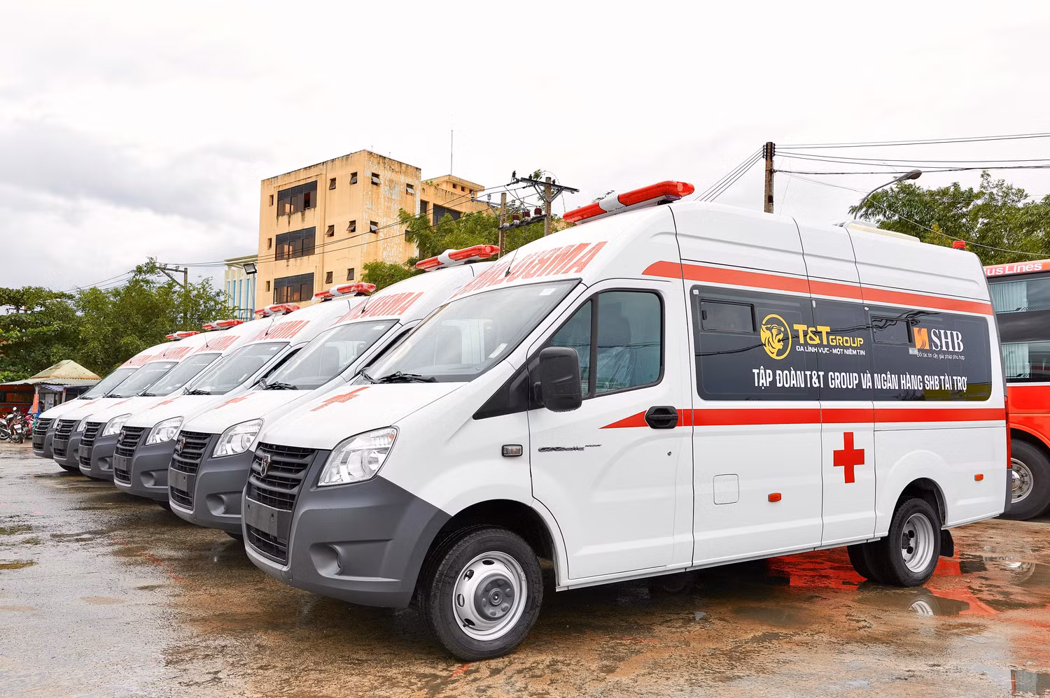 Xe cứu thương do T&amp;T Group và Ngân hàng SHB tài trợ được nhập khẩu từ Nga, thuong hiệu GAZ với đầy đủ các tính năng ưu việt để phục vụ cho đội ngũ y tế sử dụng trong công tác vận chuyển, cấp cứu bệnh nhân.