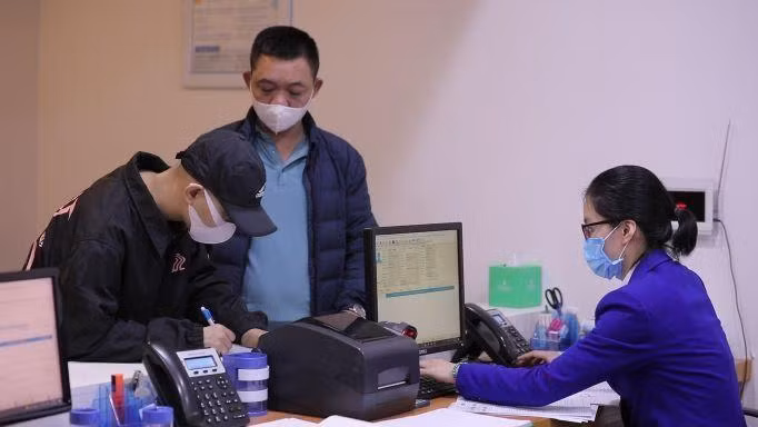 Sau phẫu thuật, em Đ. (người ngoài cùng bên trái) đã có thể viết, đánh máy bằng tay phải để tiếp tục theo đuổi ước mơ trên giảng đường, trở thành một kỹ sư công nghệ thông tin trong tương lai Sau phẫu thuật, em Đ. (người ngoài cùng bên trái) đã có thể viết, đánh máy bằng tay phải để tiếp tục theo đuổi ước mơ trên giảng đường, trở thành một kỹ sư công nghệ thông tin trong tương lai