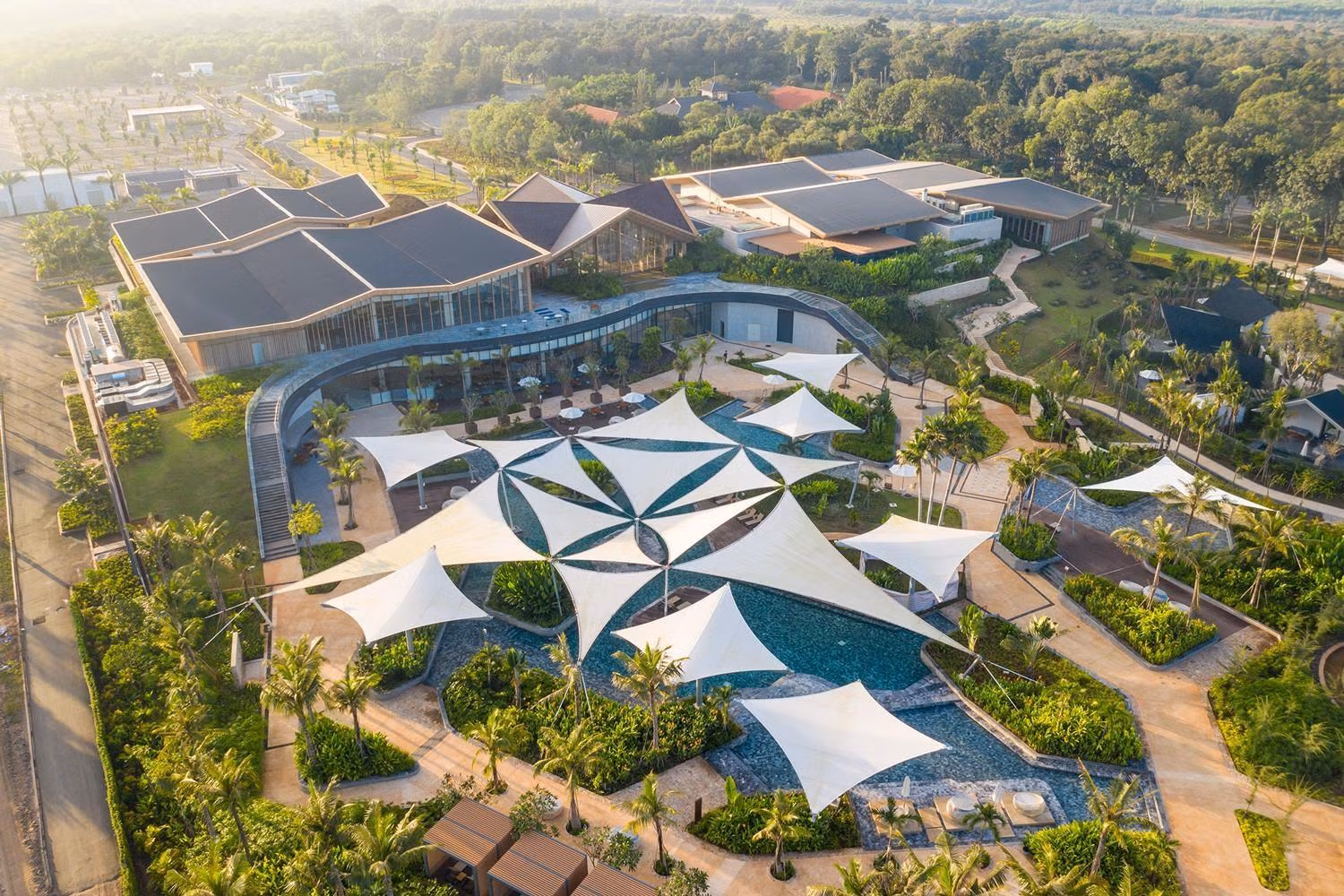 Springs Pool thuộc phân kỳ Binh Chau Onsen là hồ bơi khoáng trung tâm lớn nhất Đông Nam Á