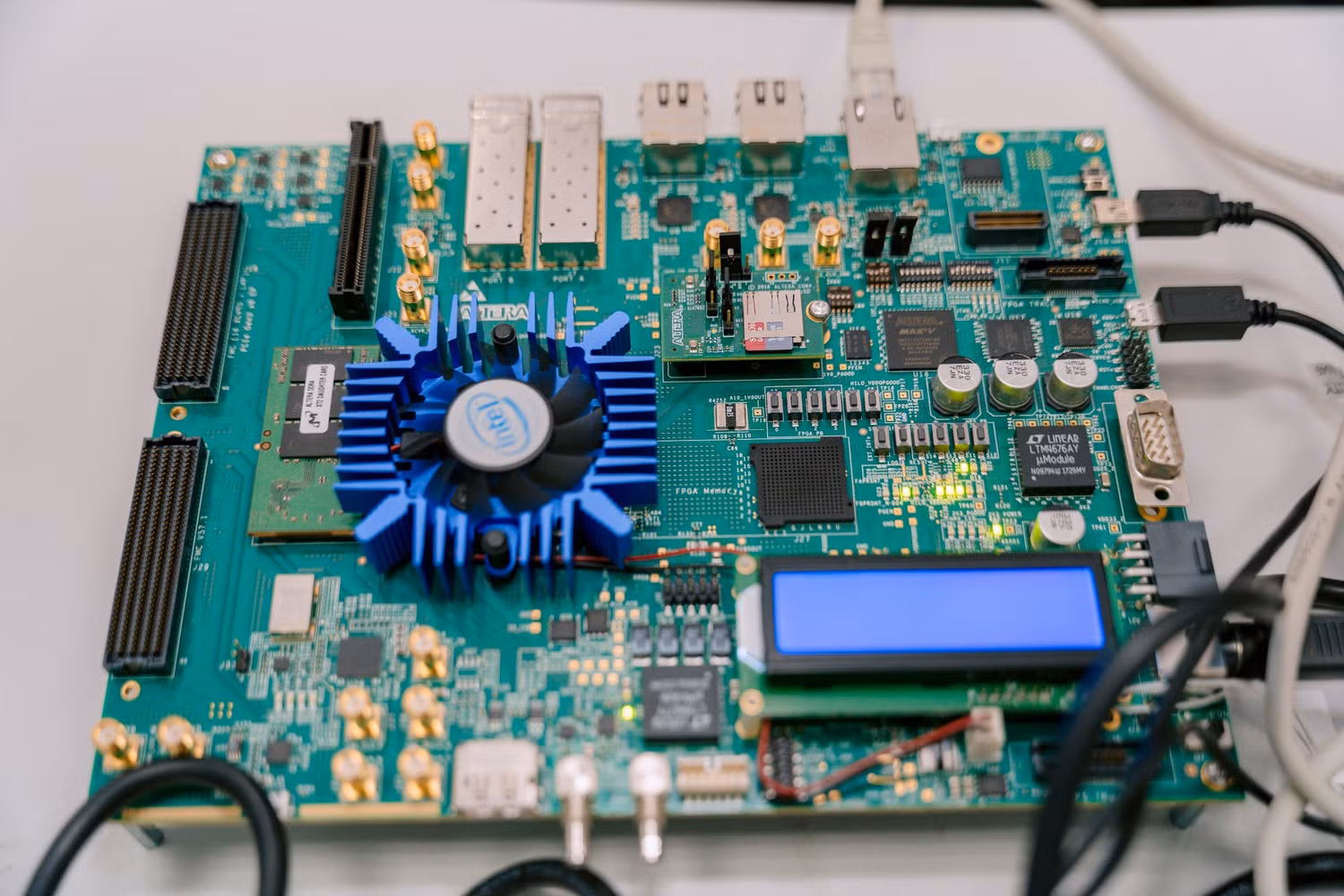 Ngành công nghiệp bán dẫn và chế tạo chip, linh kiện điện tử đang phát triển, đòi hỏi nguồn nhân lực chất lượng cao. Ảnh: NTCC Ngành công nghiệp bán dẫn và chế tạo chip, linh kiện điện tử đang phát triển, đòi hỏi nguồn nhân lực chất lượng cao. Ảnh: NTCC