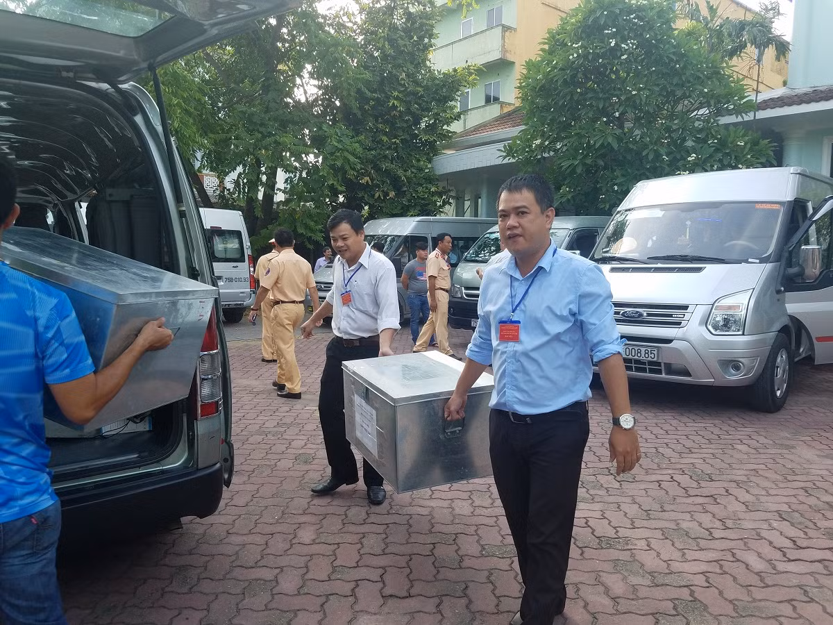 Vận chuyển đề thi đến các Hội đồng thi. Ảnh: TL