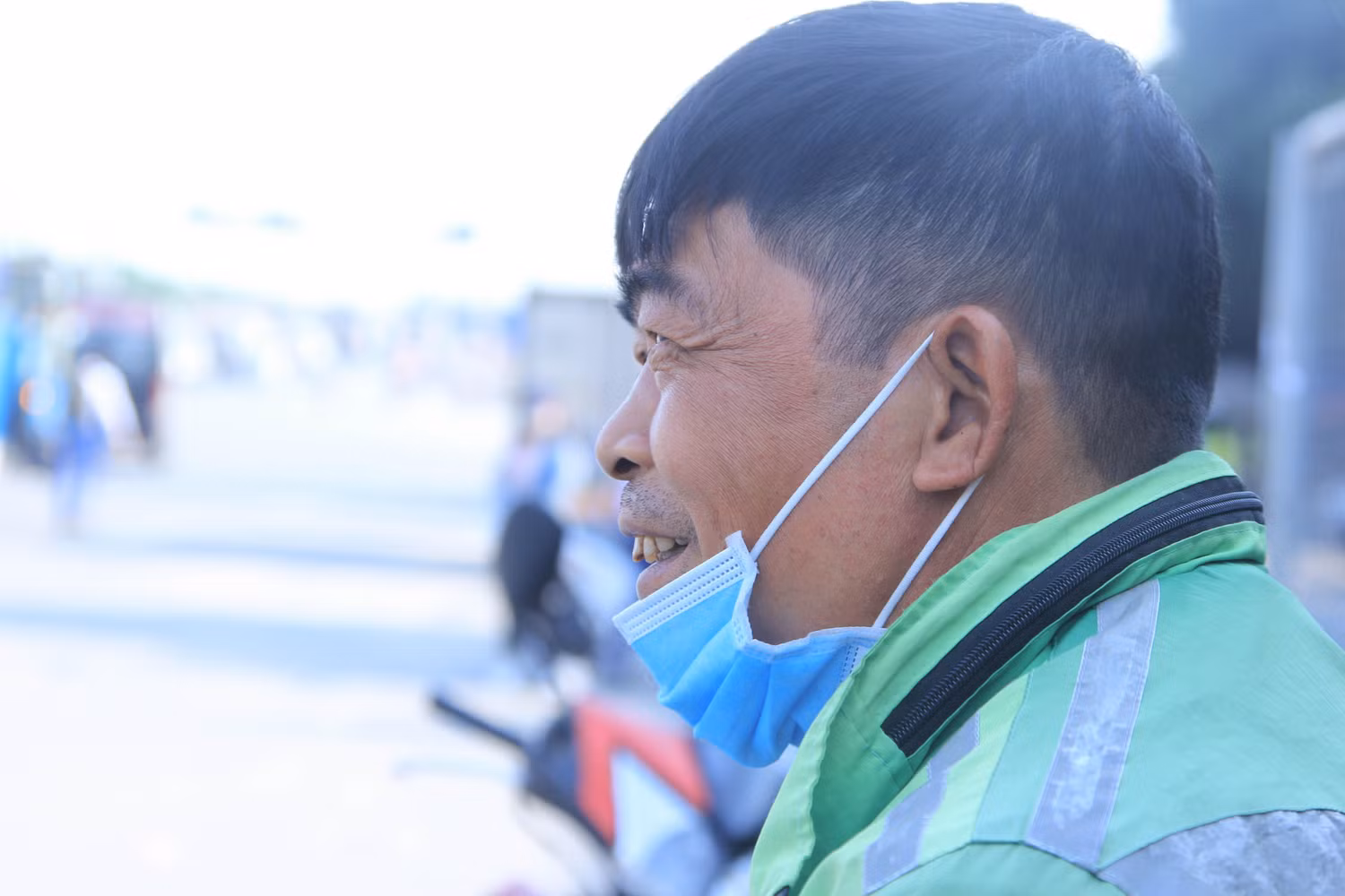 "Ngày trước ô tô đi chung với làn xe máy thỉnh thoảng lại xảy ra va chạm, dẫn đến tắc đường, những người làm xe ôm chúng tôi chở khách qua cầu rất vất vả. Tuy nhiên khoảng gần 1 tháng nay, giảm rất nhiều tình trạng trên. Bên cạnh đó, tôi lái xe qua cầu cũng cảm thấy an tâm hơn khi không đi chung làn với ô tô", ông Lê Văn Quyết chia sẻ. (Ảnh: Mạnh Đoàn)