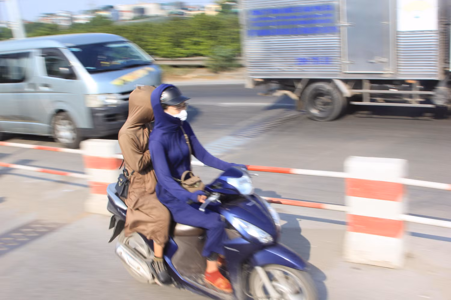 "Lái xe qua cầu khi không có ô tô đi sát bên cạnh, tôi cảm thấy rất an tâm, không phải lo sợ cảnh ô tô mất lái va chạm với người đi xe máy", chị Nguyễn Thị Lan chia sẻ. (Ảnh: Mạnh Đoàn)