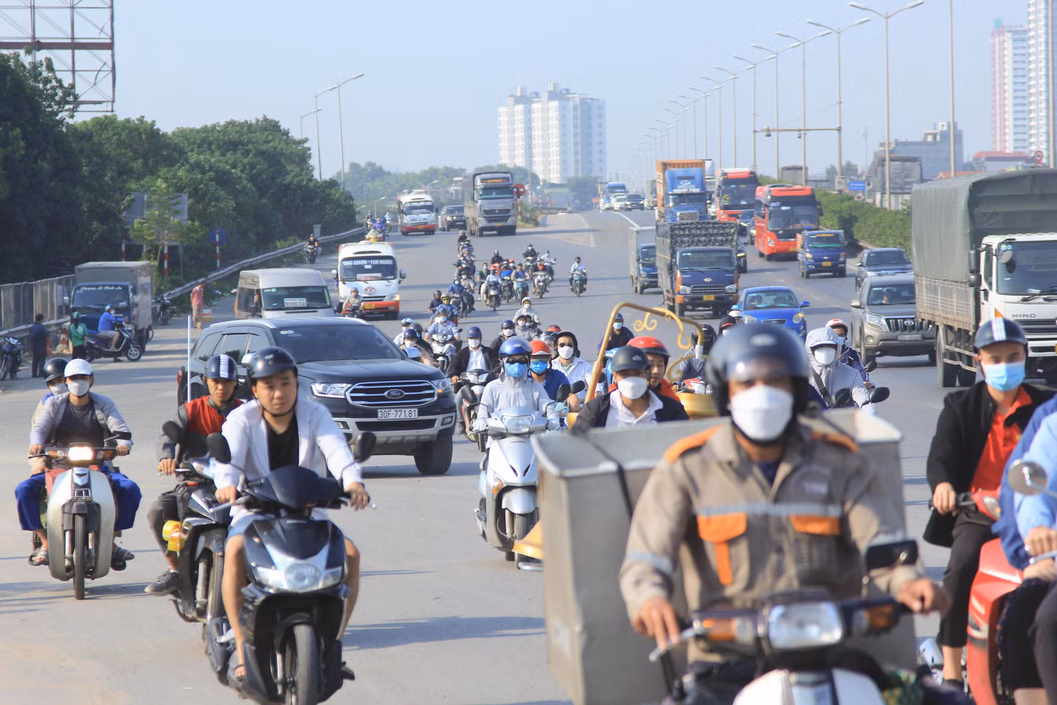 Theo người dân, vào giờ cao điểm, nhất là buổi chiều lượng phương tiện qua cầu rất nhiều. (Ảnh: Mạnh Đoàn)