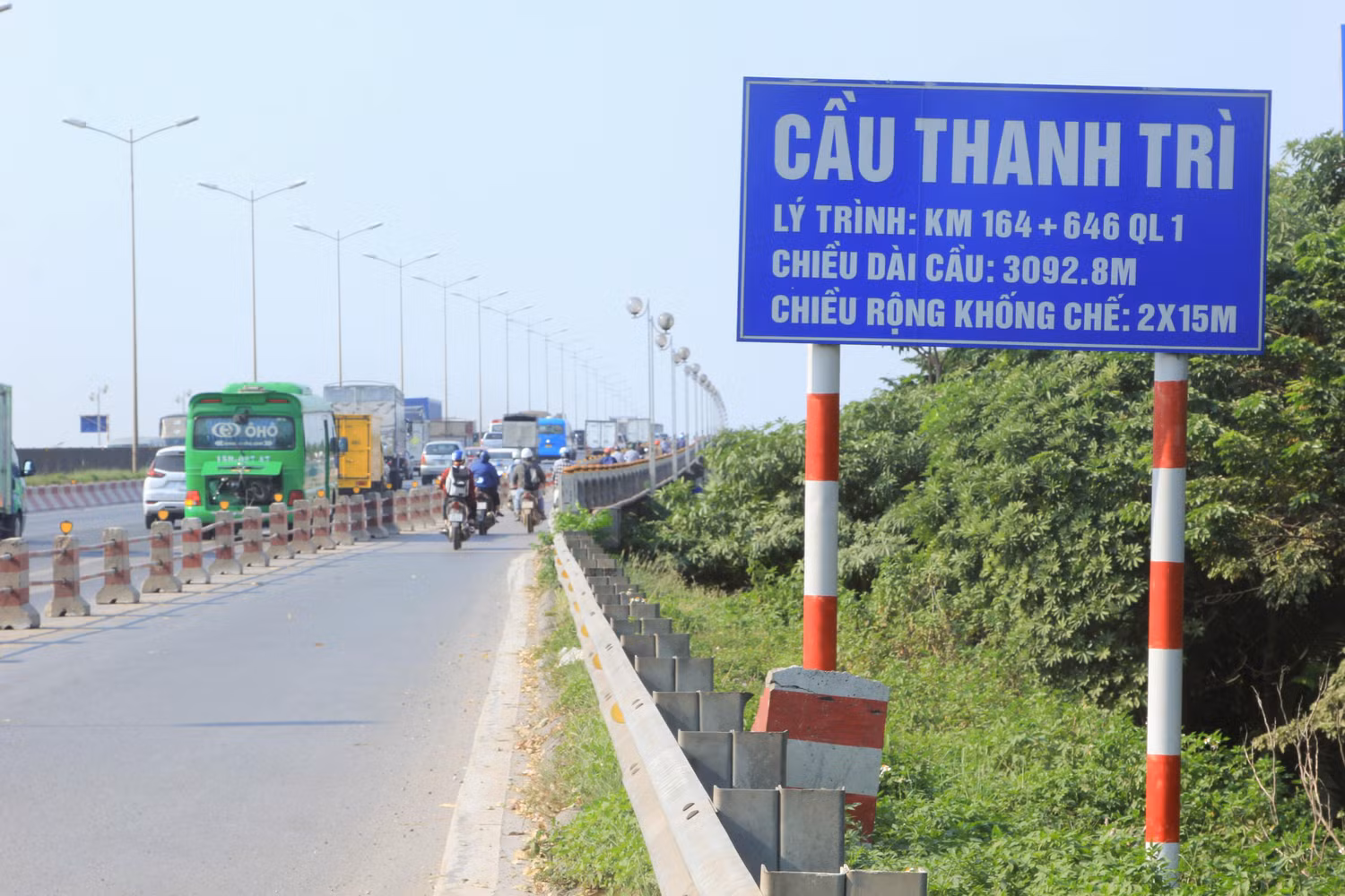Cầu Thanh Trì đang trong quá trình thi công khắc phục sự xuống cấp của mặt cầu (Ảnh: Mạnh Đoàn)