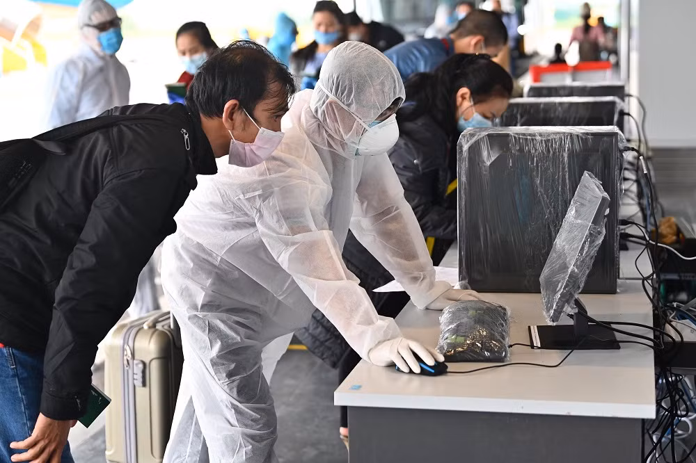 Hành khách được hướng dẫn khai báo y tế và làm thủ tục hải quan tại khu vực ngoài trời.