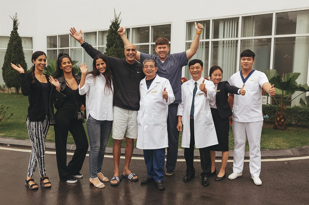 Ông David Sigh cùng người thân và các bác sĩ Vinmec Hạ Long khi ông xuất viện và bay đi nghỉ dưỡng tại Phú Quốc sau phẫu thuật.