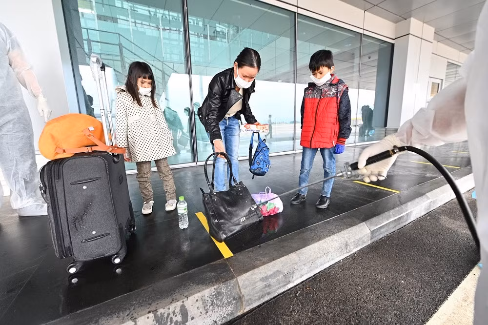 Phun xịt khử trùng hành lý xách tay.