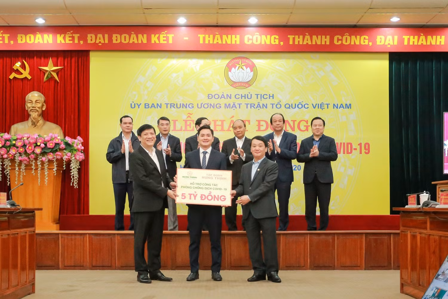 Thủ tướng Nguyễn Xuân Phúc và các đại biểu chứng kiến đại diện Tập đoàn Hưng Thịnh trao bảng tượng trưng 5 TỶ ĐỒNG ủng hộ công tác phòng, chống dịch COVID-19.