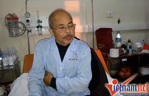 Hán Văn Tình trên giường bệnh.