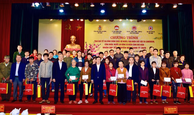 Phó Thủ tướng Trịnh Đình Dũng tặng quà Tết cho các gia đình chính sách, hộ nghèo, nạn nhân chất đôc da cam tại Tuyên Quang. Ảnh: VGP
