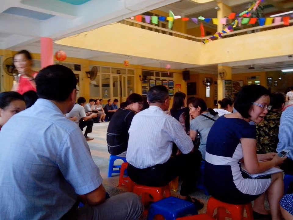 Đến 13h chiều, số phụ huynh đến mua hồ sơ đã tăng lên nhưng số ghế trống vẫn còn Đến 13h chiều, số phụ huynh đến mua hồ sơ đã tăng lên nhưng số ghế trống vẫn còn