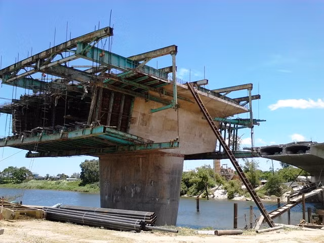 Người dân đang mong chờ cây cầu hoàn thành đúng dự kiến.