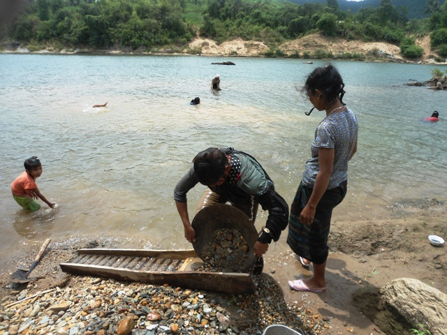 Mỗi ngày, ngụp lặn từ sáng đến tối mịt, nhưng mỗi người cũng chỉ kiếm được vài chục ngàn đồng.
