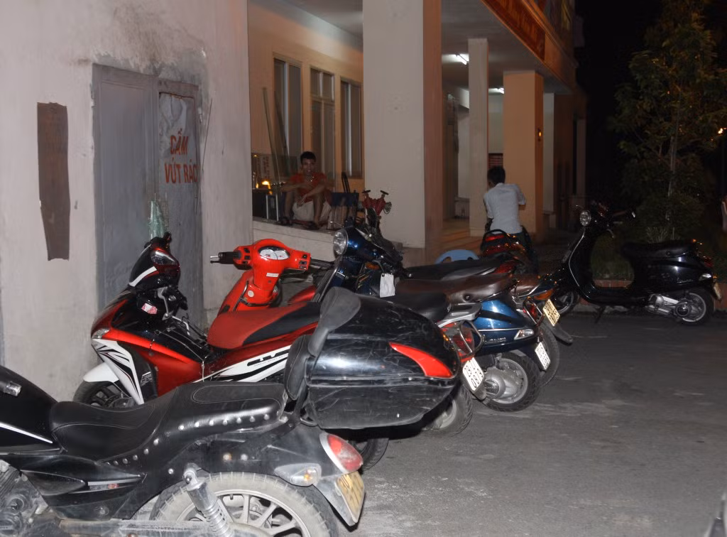 Vì diện tích chung bị lấn chiếm nên người dân khu B10A phải để xe máy trên vỉa hè ngoài trời