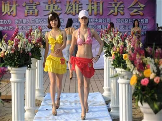 Hồi tháng 6/2012, 5.000 phụ nữ đã nộp đơn tham gia cuộc tuyển chọn vợ triệu phú ở Thành Đô (Tứ Xuyên – Trung Quốc). Đây là sự kiện do Câu lạc bộ doanh nhân độc thân Trung Quốc tổ chức. Những cô gái tham gia có tuổi trung bình 27, người trẻ nhất là 19, người già nhất 41 tuổi.
