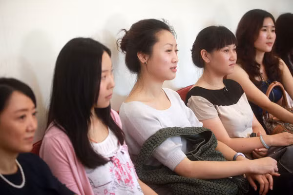 Những người tham dự cuộc tuyển chọn ngoài những cô gái còn trẻ, không ít phụ nữ trên 40 tuổi