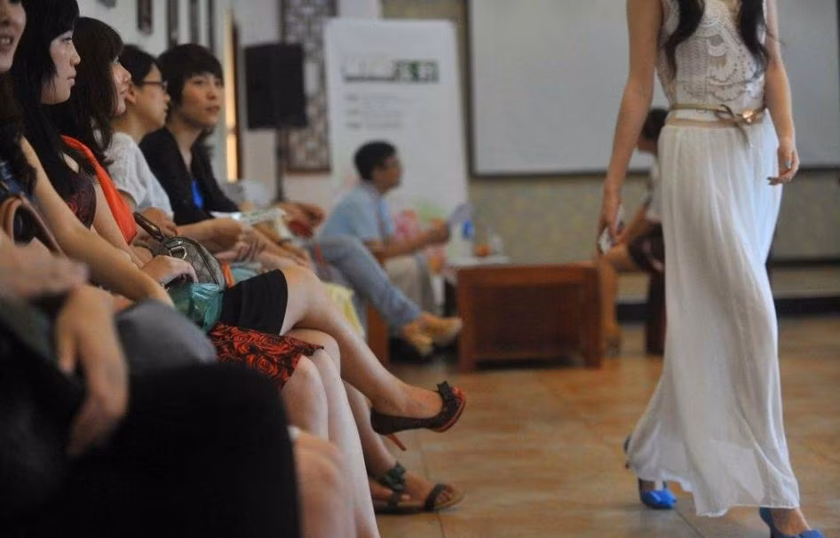 Các cô gái trong những bộ váy duyên dáng ngồi đợi đến lượt phỏng vấn để thực hiện ước mơ trở thành vợ của triệu phú