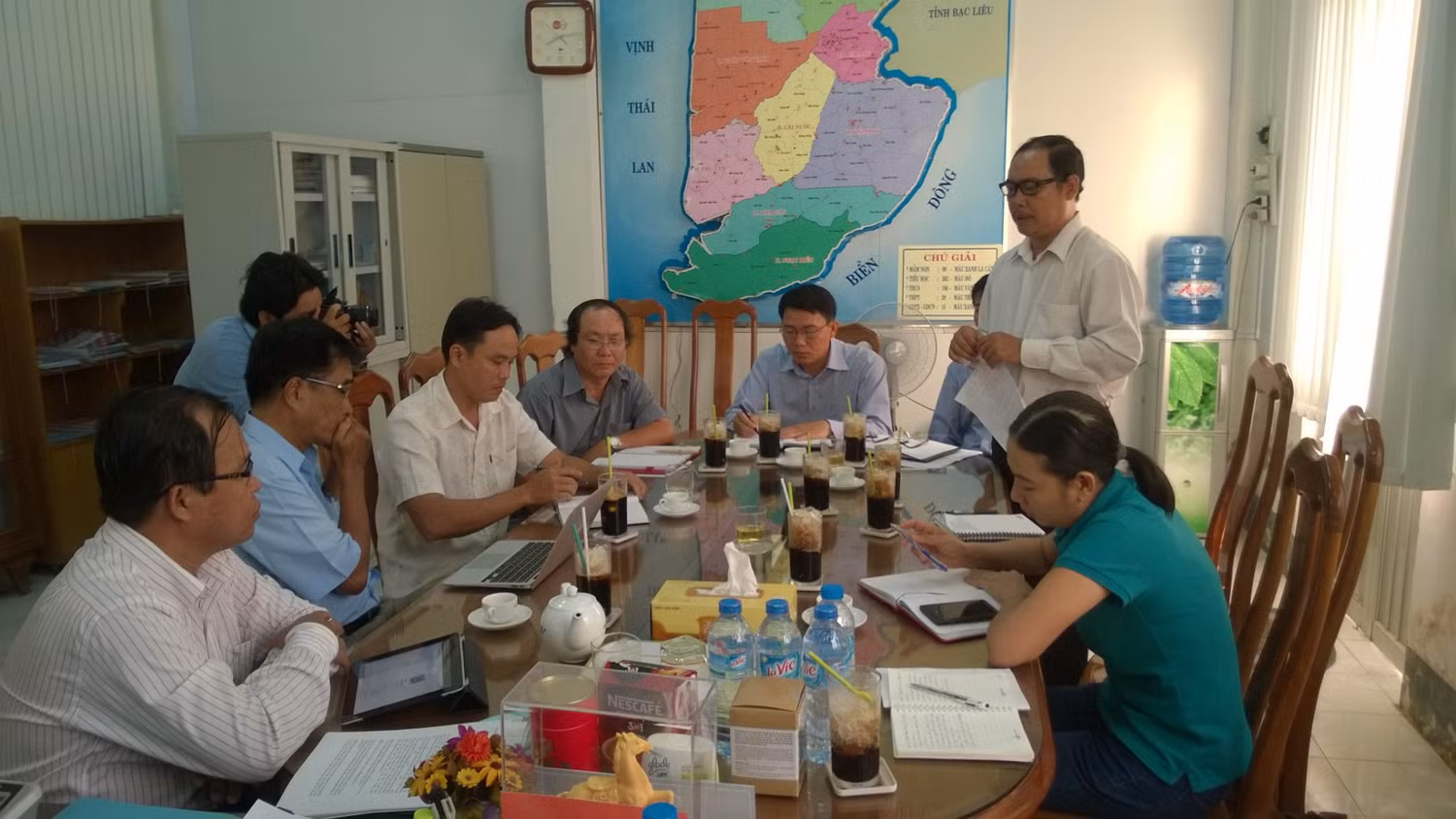 Ông Phạm Văn Khởi – Hiệu trưởng Trường THCS 1 Sông Đốc giải thích nguyên nhân các nữ sinh đánh nhau