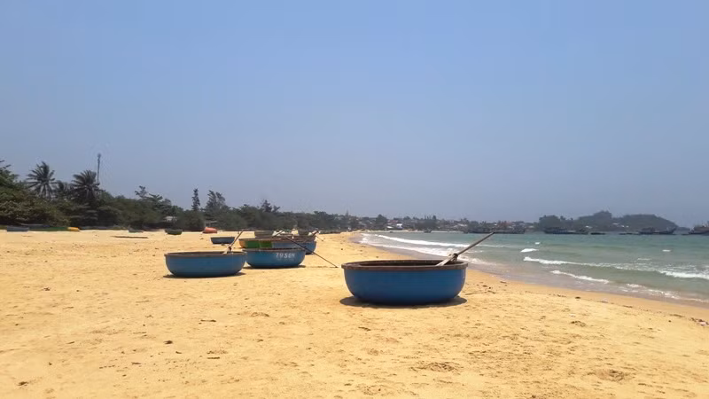 Những làng chài ven biển sẽ ra sao khi chủ đầu tư quây kín, "biến" không gian biển công cộng thành những bãi tắm khép kín, chỉ dành riêng cho du khách?