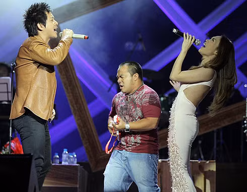 Cuộc tái ngộ của Tuấn Hưng, Hiếu Hiền, Mỹ Tâm là điểm nhấn thú vị nhất trong liveshow. Hiếu Hiền còn khiến người xem cười ngất ngây bằng những câu nói, hành động hài khi xen vào giây phút hội ngộ hạnh phúc của Tuấn Hưng - Mỹ Tâm. (Theo VNE)