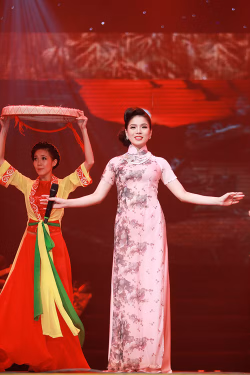 Với giọng hát mượt mà, luyến láy, nức nở, Lệ Quyên đã đi vào lòng người với nhiều bản tình ca đẹp trong series ấn phẩm âm nhạc khó phai Khúc tình xưa.